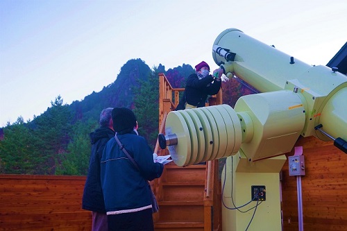 写真：大型天体望遠鏡を覗く様子