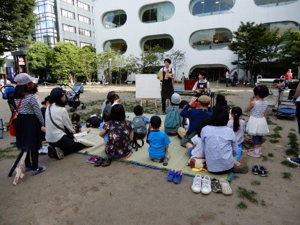 写真：青空おはなし会の様子1