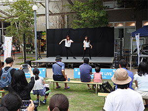 写真：屋外ライブの様子2