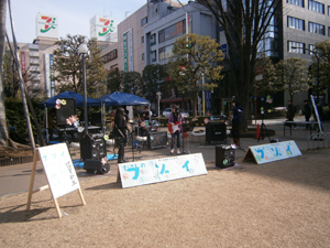 写真：屋外ライブの様子1