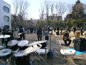 写真：屋外ライブの様子2