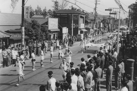五日市街道を走る第14回団体旗リレー（1959年）