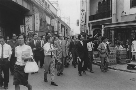 美濃部都知事（当時）吉祥寺駅周辺を視察（1967年）