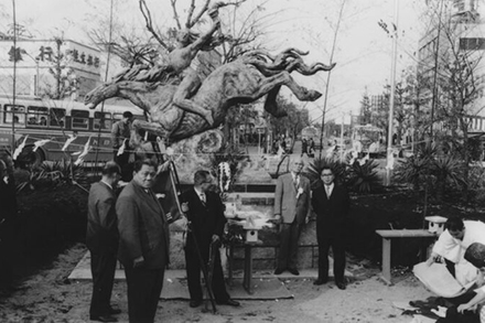 三鷹駅北口に北村西望氏による平和像建つ（1969年）