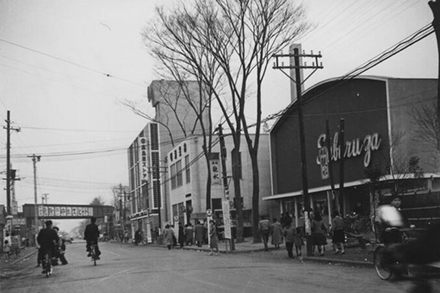 吉祥寺駅南口井の頭通り（現在の東急REIホテル前）スバル座　高島屋ストア（1960年）