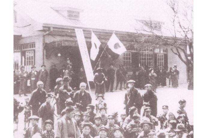 写真：改築された武蔵境駅に集まってお祝いしている様子