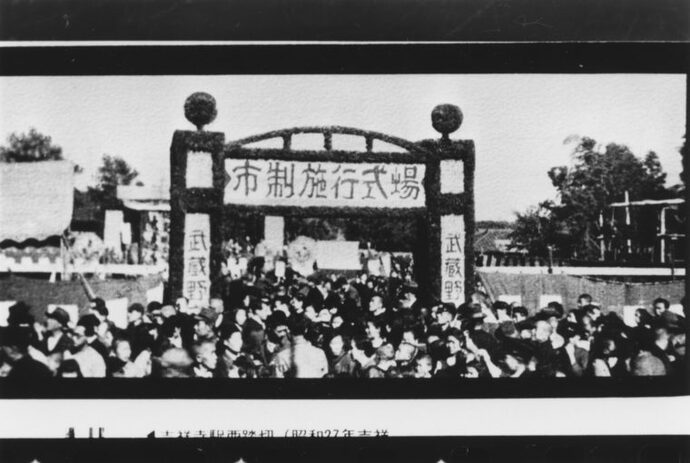写真：記念式典の入口に人がつめかける様子