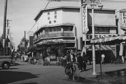 公園通りと平和通りの交差点　中家＝現ユニクロ吉祥寺店（1953年）