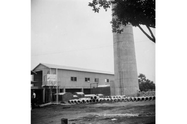 武蔵野・三鷹両市共同のごみ焼却場完成間近（1958年）