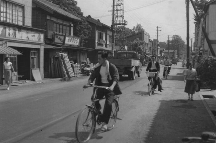 写真：1953年の五日市街道の様子