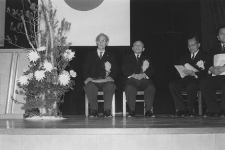 市制施行15周年記念式典（名誉市民に推挙された北村西望氏と天野貞祐氏）（1962年）