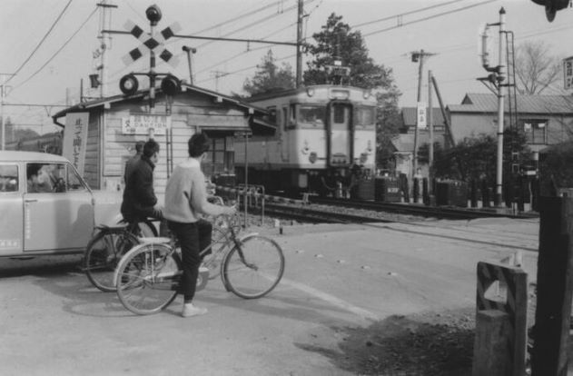 武蔵野税務署前の踏切（1964年）