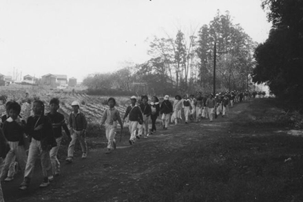 井の頭通りを行く境北小学校の全校遠足（1964年）