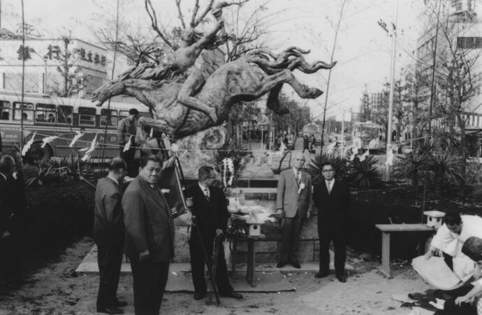 三鷹駅北口に北村西望氏による平和像建つ（1969年）