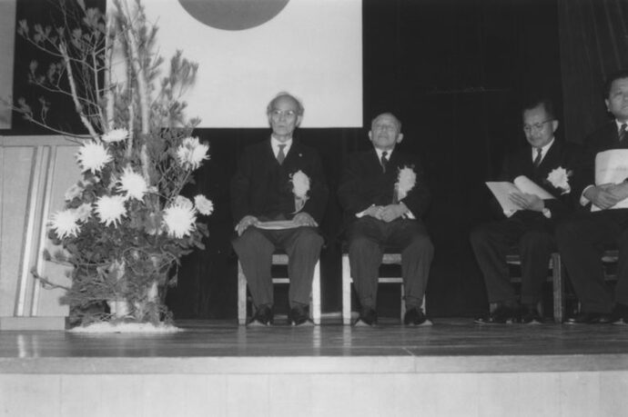写真：壇上の椅子に座る北村西望氏と天野貞祐氏