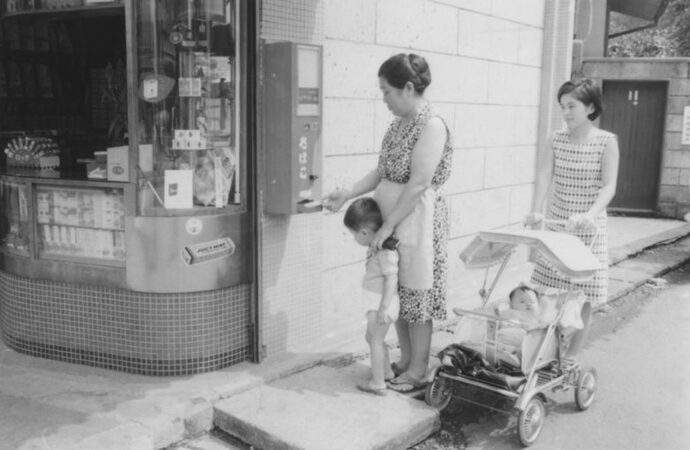写真：自動販売機でたばこを買う様子
