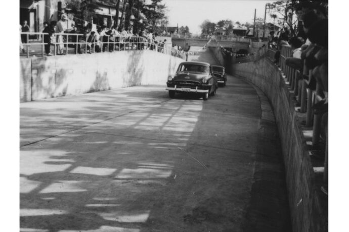 写真：車が走る地下道の様子