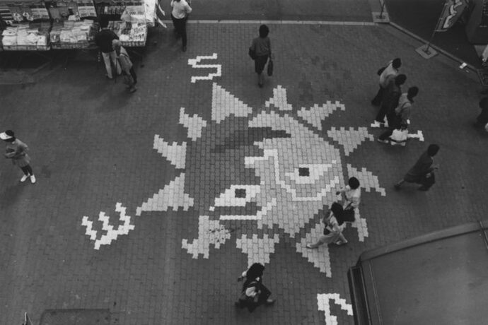 写真：路面のモザイク画