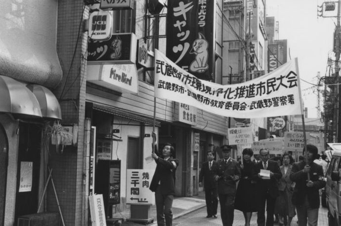 写真：横断幕を掲げ行進する市民