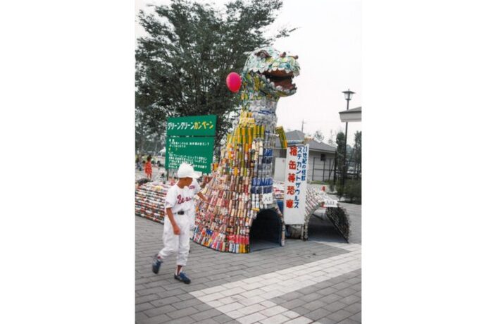 写真：空き缶でつくった恐竜のトンネル