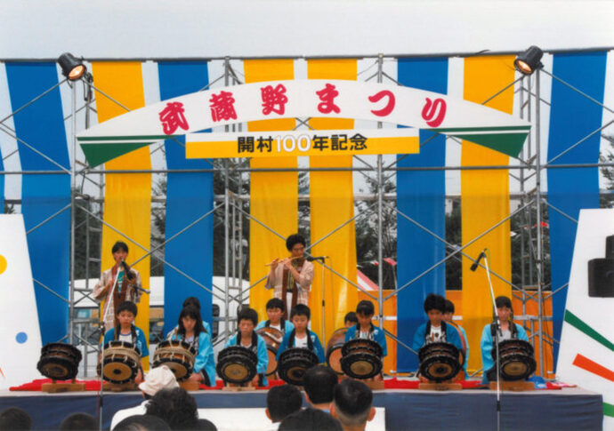 写真：ステージで太鼓や笛を演奏する様子