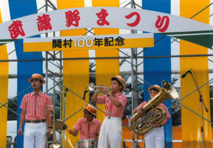 写真：ステージで金管バンドが演奏する様子