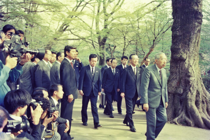 写真：天皇陛下ご一行と記者たち