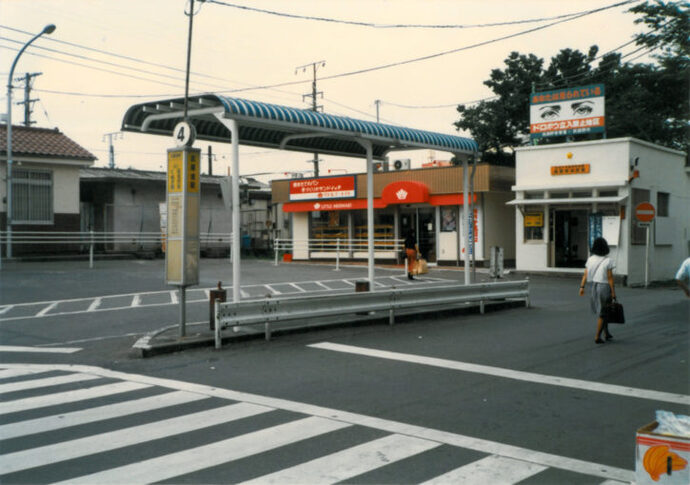 写真：武蔵境駅北口のバス停周辺