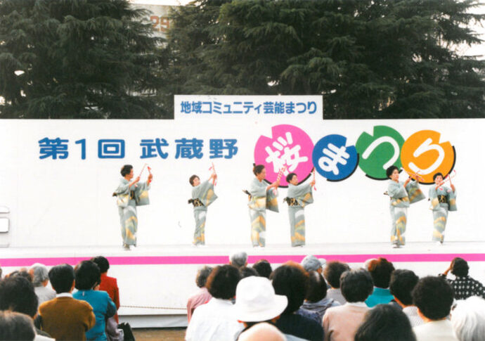 写真：地域コミュニティ芸能祭りのステージの様子