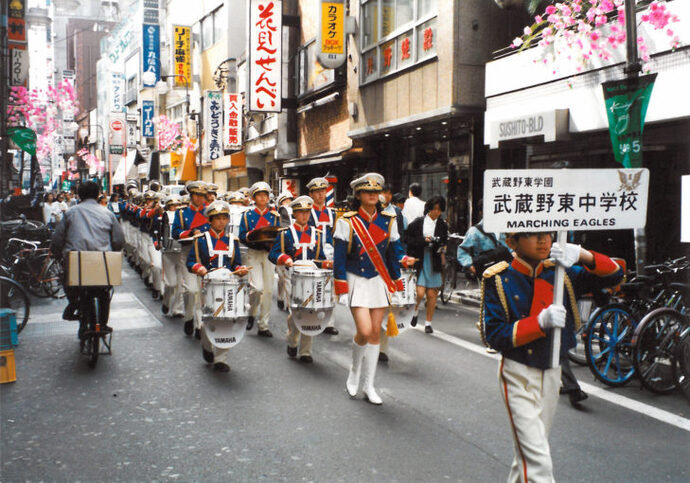 写真：武蔵野東中学校のマーチングバンドが行進する様子