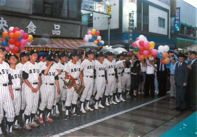 写真：亜細亜大学野球部優勝パレード