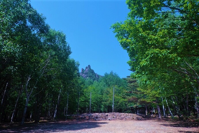 写真：自然の村　星の広場から見る屋根岩