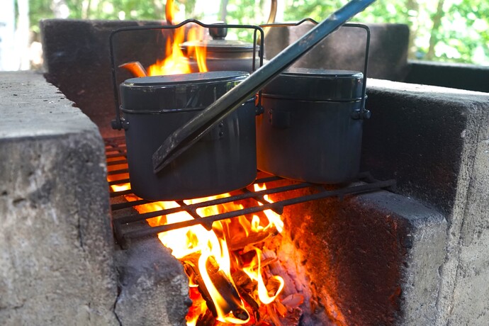 写真：かまどの上の飯盒