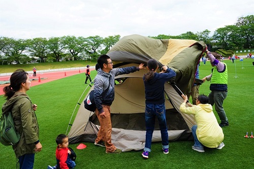 写真：陸上競技場でテントを張る様子
