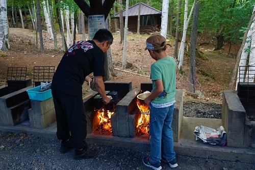 写真：親子で野外炊事をする様子