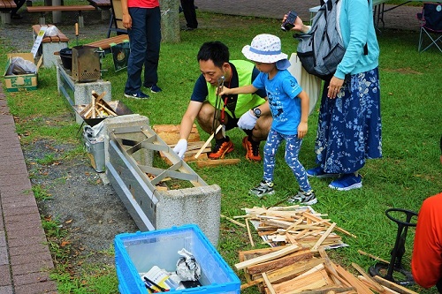 写真：かまどベンチで火を起こしている様子