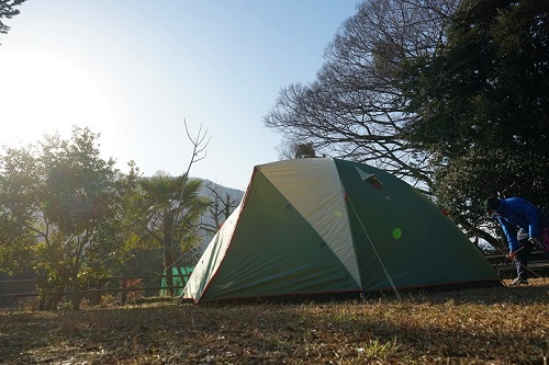 写真：夕暮れのテント