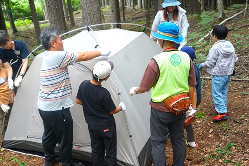 写真：みんなでテントを張る様子