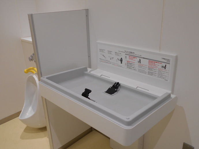 写真：おむつ交換台と男児用小便器