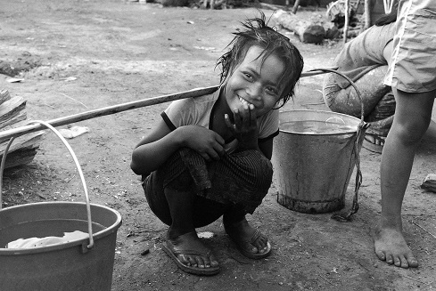 写真:給水を受けて微笑むカンボジアの少女
