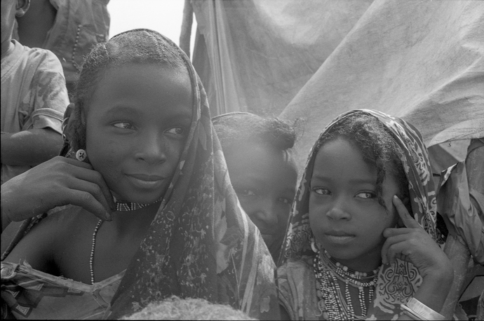 写真：難民キャンプの少女たち