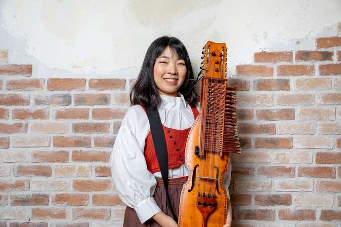 峰村茜(ニッケルハルパ奏者)