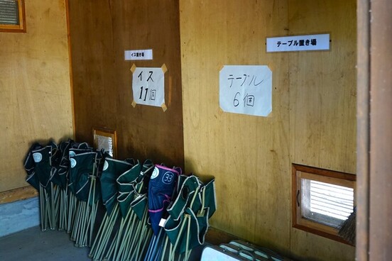 写真:イス・テーブル置き場内の様子