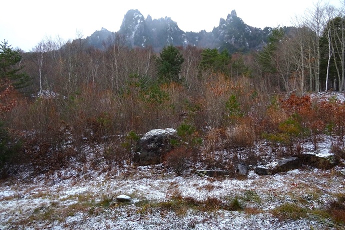写真：11月、屋根岩と雪