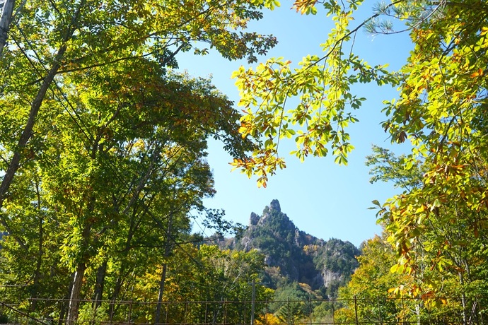写真：紅葉の始まりと屋根岩