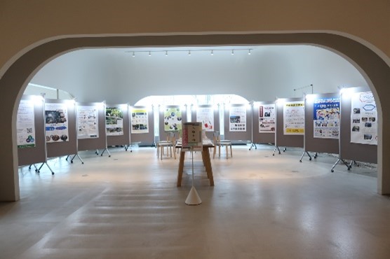 写真：団体紹介展のポスター展示