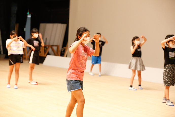 子どもたちがダンスを踊っている写真