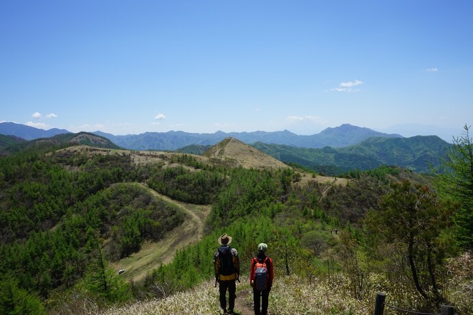 写真：飯盛山を望む登山の様子