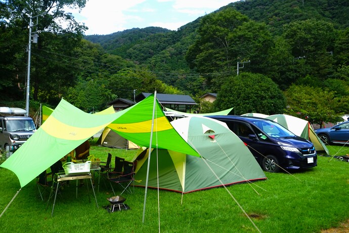 写真：車とテントとタープ
