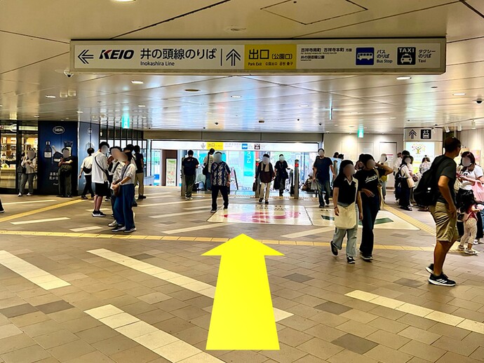 吉祥寺駅南改札を出たところ